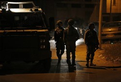 الاحتلال يفض عزاء الشهيد أيمن أبو داوود في الخليل
