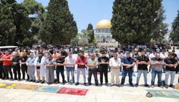 عشرات الآلاف يؤدون صلاة الجمعة في المسجد الأقصى