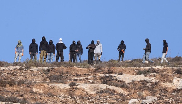 صهاينة يقتحمون كنيسة بالأبقار في رام الله ويطاردون رعاة بالخليل