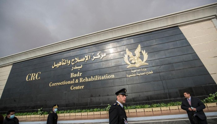 تصاعد الانتهاكات في سجن بدر 3 ونقل مضربين عن الطعام إلى المستشفى