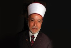 قوات الاحتلال تعتقل مفتي القدس الشيخ محمد حسين من المسجد الأقصى