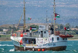 سفينة حنظلة تتعرض للإرهاب الصهيوني في البحر المتوسط