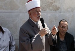 الاحتلال يجدد إبعاد مفتي القدس عن المسجد الأقصى