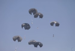 إنزال المساعدات من الجو.. تغطية جريمة الاحتلال بتجويع غزة