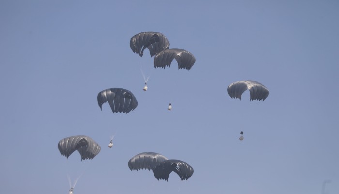 إنزال المساعدات من الجو.. تغطية جريمة الاحتلال بتجويع غزة