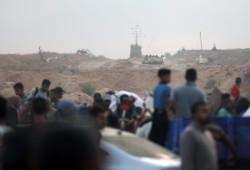 الاحتلال يواصل نهب المساعدات والإنزالات بمناطق سيطرته في غزة