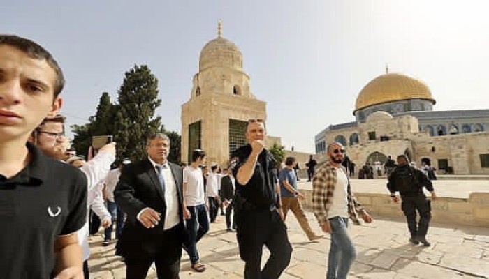 الإرهابي بن غفير يدنس الأقصى وسط حراسة مشددة