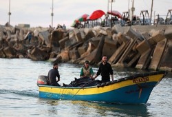 جيش الاحتلال يعتقل 14 صيادًا بشاطئ غزة
