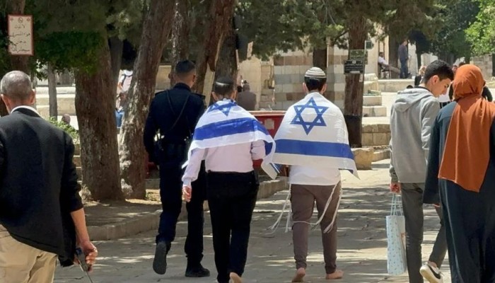 صهاينة يدنسون الأقصى ويؤدون طقوسًا تلمودية
