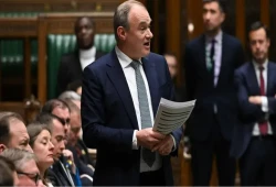 الزعيم السياسي البريطاني ديفي يتهم الاحتلال بالإبادة ويقاطع تكريم ترامب