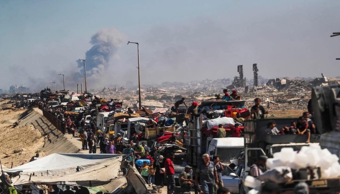 نزوح على الأقدام تحت القصف.. يوميات العذاب في غزة