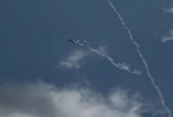 المقاومة تستهدف مروحية للاحتلال بصاروخ في سماء غزة