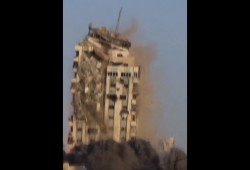 الاحتلال يدمّر برج مكة ويشرد آلاف النازحين بحيّ الرمال في غزة