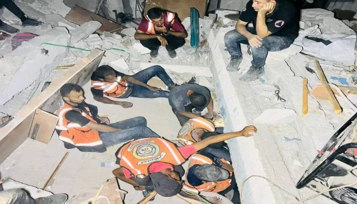 الاحتلال يستهدف طواقم الدفاع المدني بغزة.. شهيد و6 إصابات