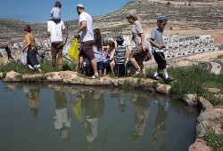 صهاينة يقطعون المياه عن قرية بيت عور غرب رام الله
