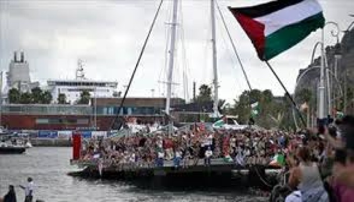 الاحتلال يُعذب الناشطة جريتا ويجبرها على تقبيل العلم الصهيوني