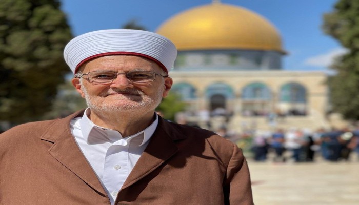 الاحتلال يجدد إبعاد الشيخ عكرمة صبري عن الأقصى لمدة 6 أشهر