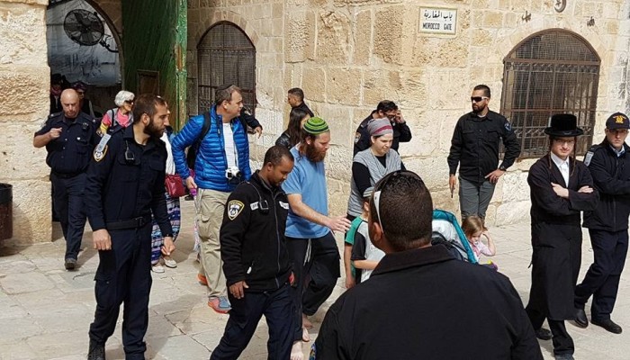 مستوطنون صهاينة يقتحمون المسجد الأقصى