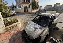 صهاينة يحرقون مركبتين في رام الله ويسيجون أرضا بالأغوار