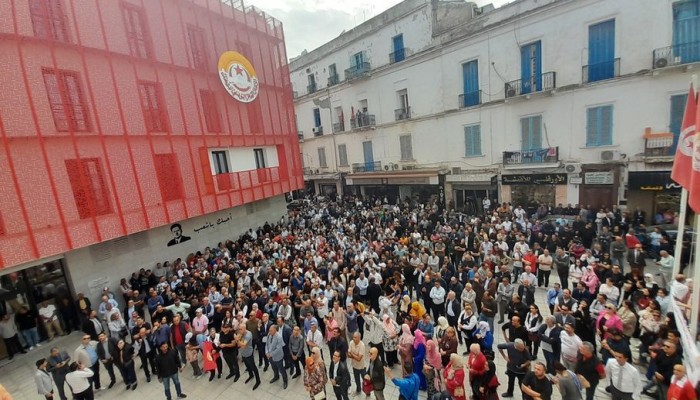 إضراب البنوك التونسية يشلّ الخدمات.. وتلويح بتصعيد وطني شامل