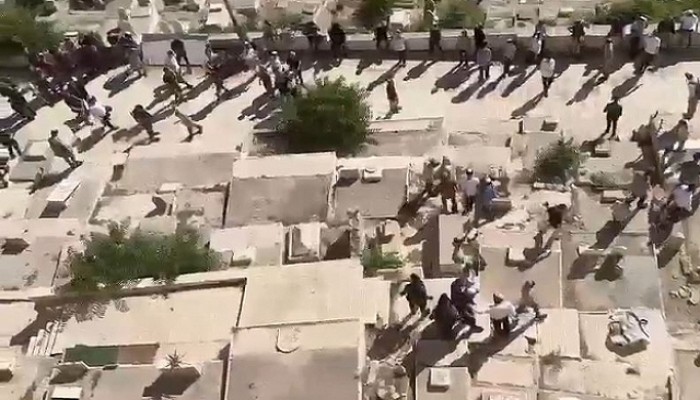 صهاينة يحطمون قبوراً في باب الرحمة وتغريم مقدسيين بالعيسوية