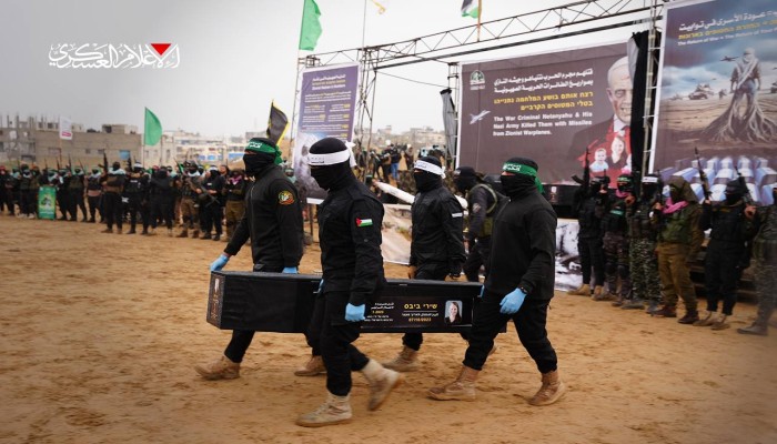 المقاومة تسلم جثة أسير صهيوني بصفقة التبادل في غزة