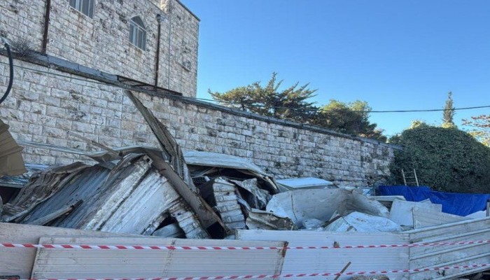 الاحتلال يهدم محال تجارية جنوبي الخليل ويغلق المنطقة بالكامل