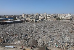 كارثة صحية وبيئية في غزة بعد نفاد وقود آليات جمع النفايات