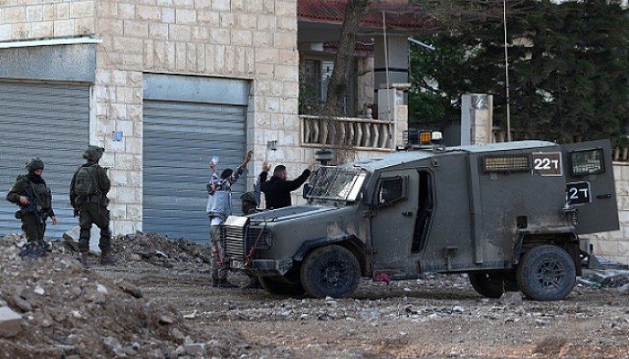 قوات الاحتلال تعتقل 40 فلسطينيا بالضفة