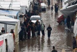 3 شهداء بنيران الاحتلال في غزة والأمطار تغرق خيام النازحين