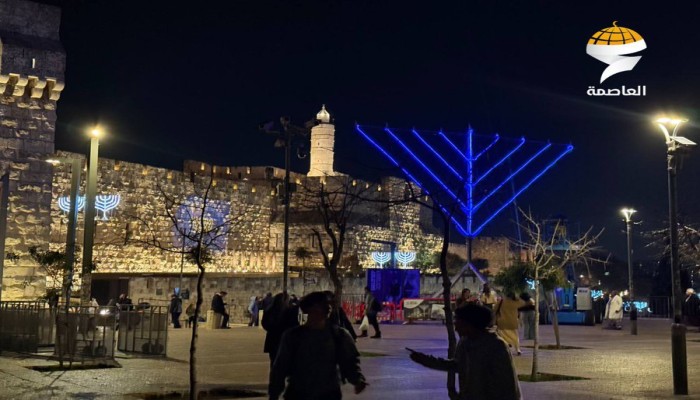 صهاينة يقتحمون حائط البراق وشعارات تهويدية في القدس