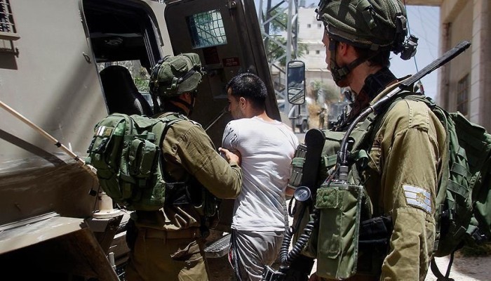 الاحتلال يعتقل ١٠ فلسطينيين منهم فتاة ومحررون في الضفة