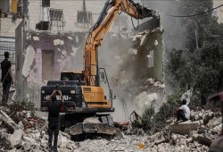 الاحتلال يهدم منزلين ويخطر أخرى بالإزالة في القدس ورام الله