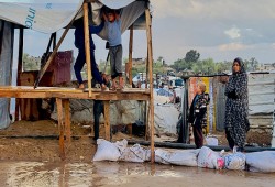 آلاف الأسر بغزة فقدت مأواها المؤقت وتضررت خيامها