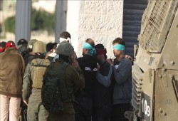 اعتقال 40 فلسطينيا في حملة صهيونية واسعة بالضفة المحتلة