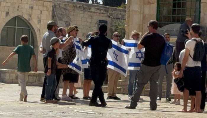 250 صهيونيا يقتحمون باحات الأقصى