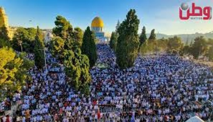 50 ألفا يؤدون صلاة الجمعة في لأقصى برغم تشديدات الاحتلال