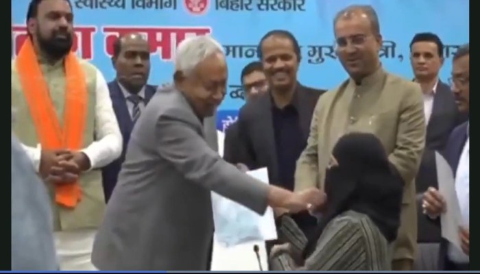 نزع نقاب امرأة مسلمة يشعل الغضب في الهند