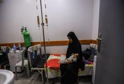 مئات الآلاف بغزة مهددون بالحرمان من الرعاية الطبية