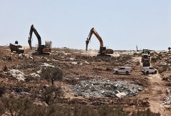 الاحتلال يخطر بهدم منازل ومنشآت ويجرف أراضي زراعية بالضفة