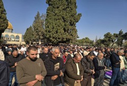 60 ألفًا بالأقصى يؤدون صلاتي الجمعة والغائب على الشهداء