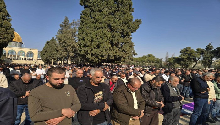 60 ألفًا بالأقصى يؤدون صلاتي الجمعة والغائب على الشهداء