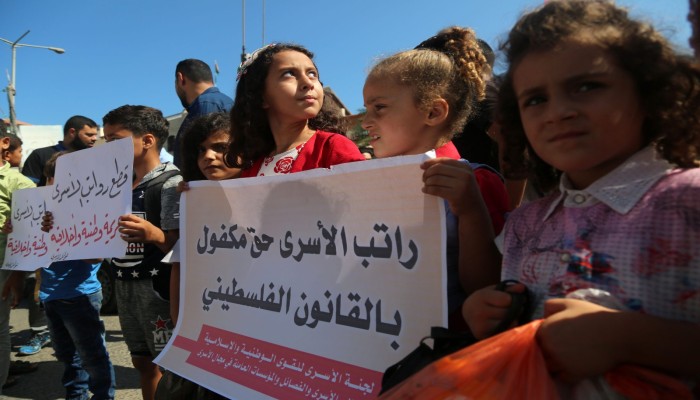 سقوط وطني وأخلاقي.. السلطة تساوم برواتب الشهداء والأسرى والجرحى