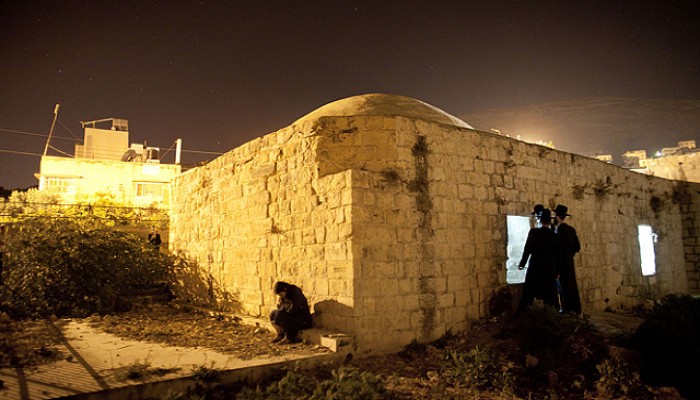 الاحتلال يخلي منازل في نابلس وصهاينة يقتحمون قبر يوسف