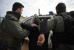 الاحتلال يعتقل 24 شاباً في النقب ويصدر 23 أمر هدم بقرية الترابين