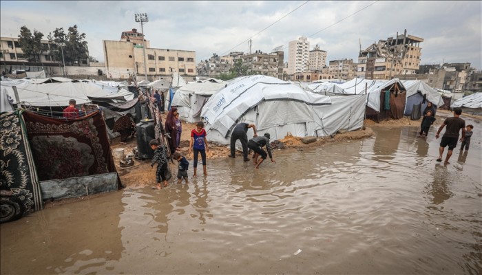 الأمطار تغرق خيام النازحين بغزة واستشهاد طفلة