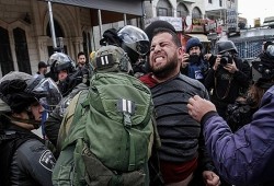 أسرى سجن نفحة الصهيوني يتعرضون لاعتداءات دموية