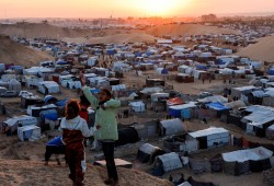 انهيار خيام النازحين في غزة.. الكرفان أصبح  حلما