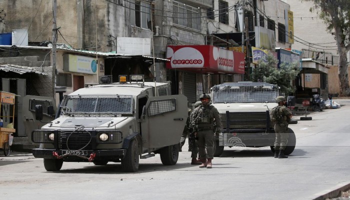 قوات الاحتلال تعتقل 12 فلسطينيًا في الضفة والقدس
