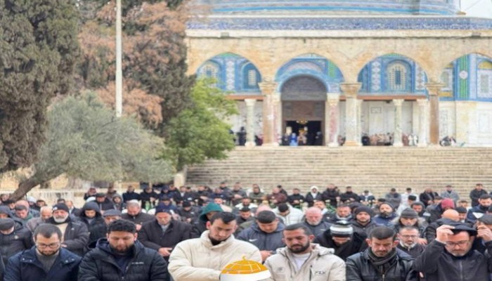 عشرات الآلاف يصلون الجمعة في الأقصى برغم قيود الاحتلال